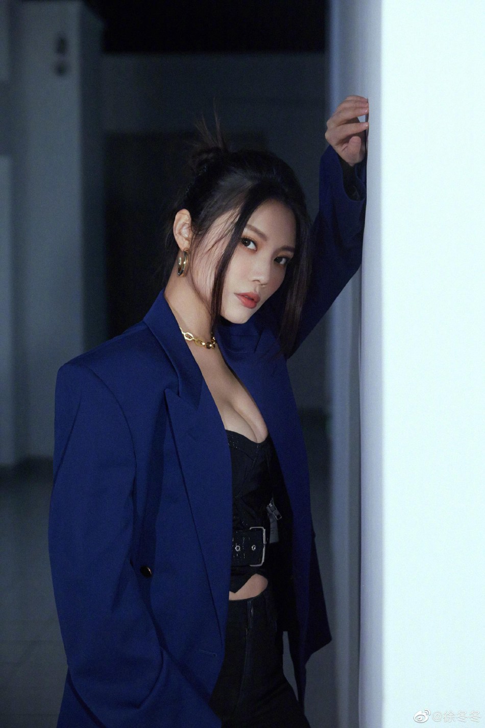 徐冬冬西装造型尽显干练利落写真