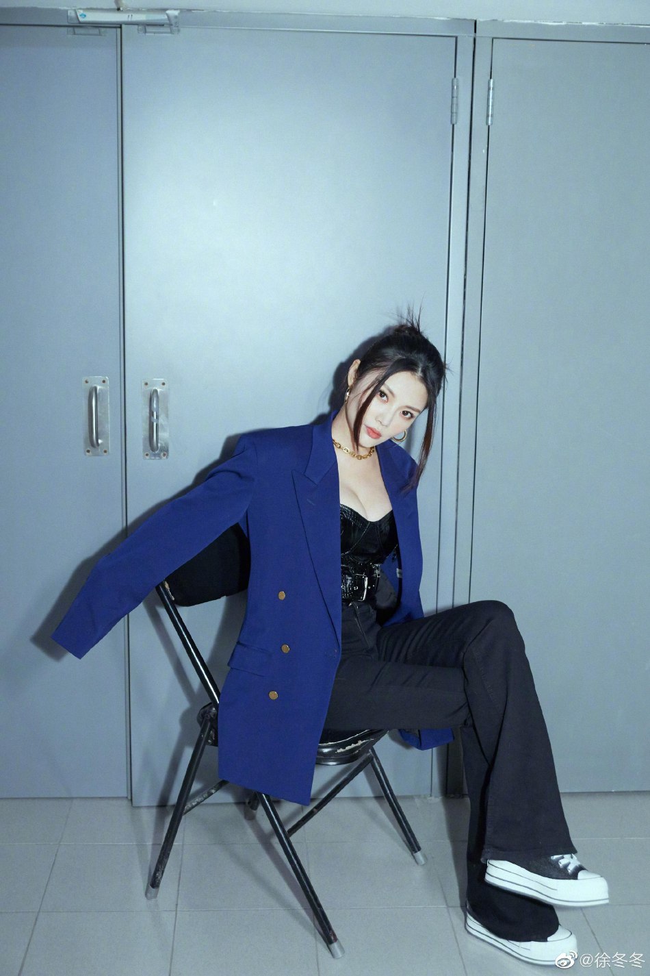 徐冬冬西装造型尽显干练利落写真