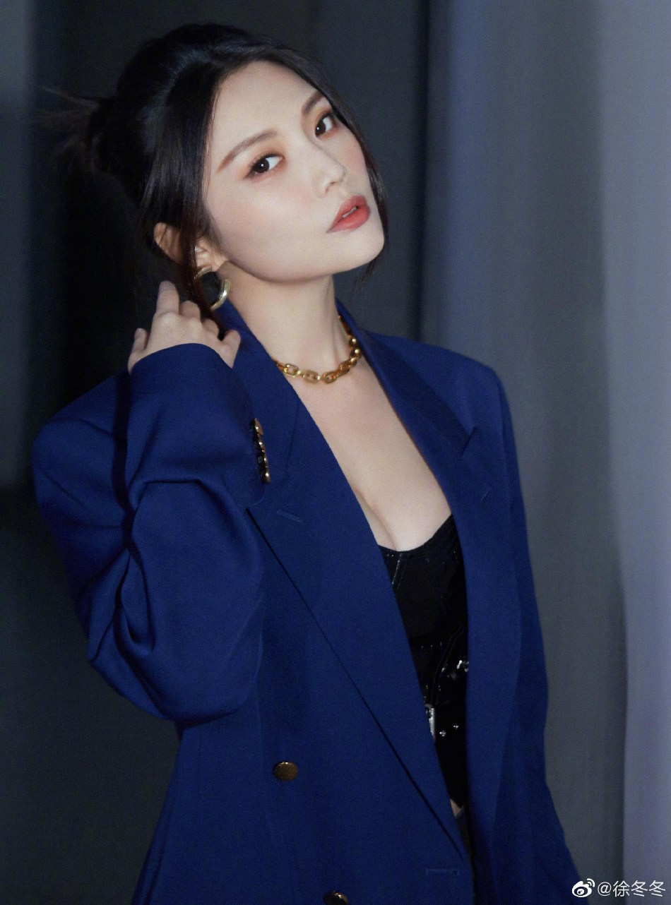 徐冬冬西装造型尽显干练利落写真