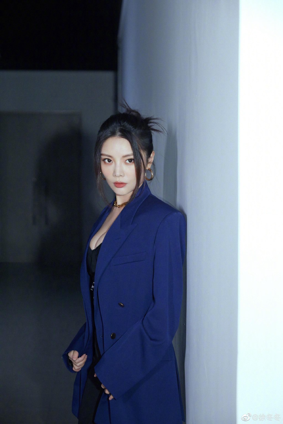 徐冬冬西装造型尽显干练利落写真