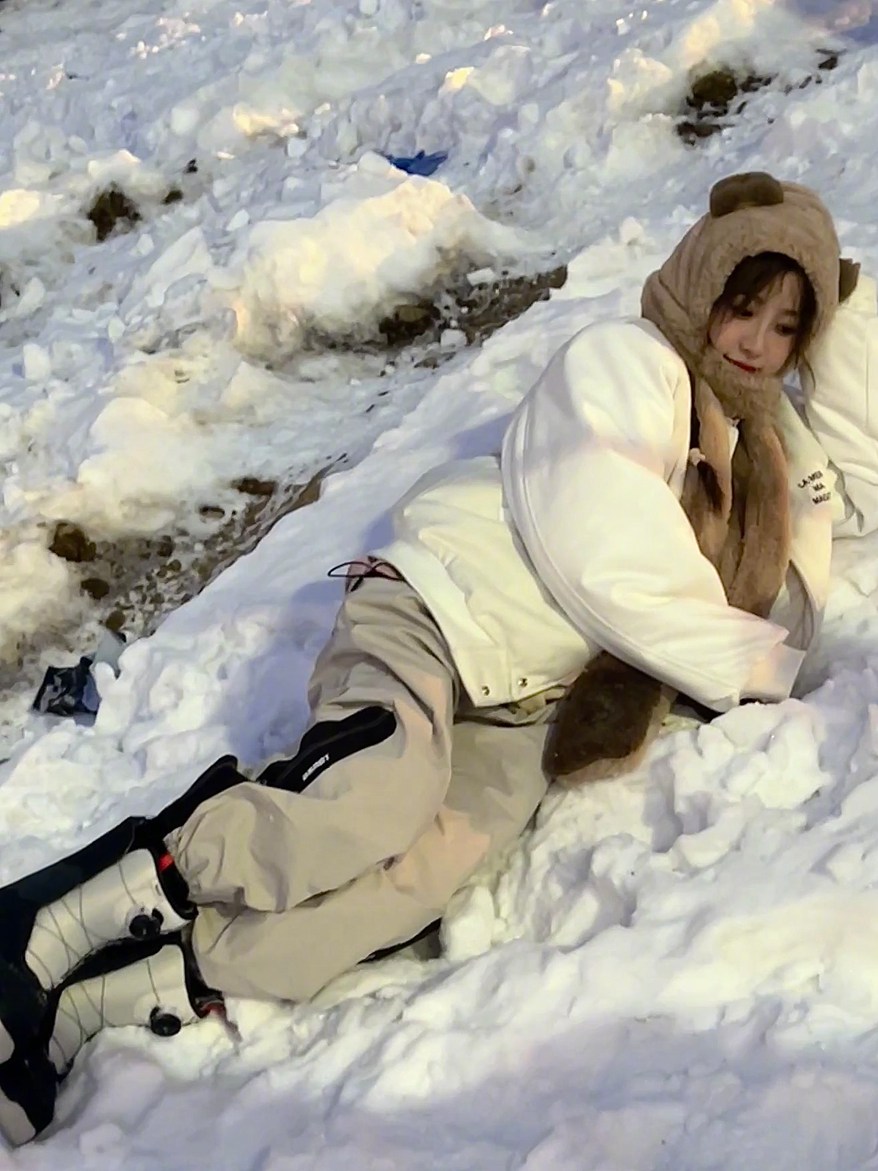 虞书欣雪地13宫格随拍元气又可爱照片