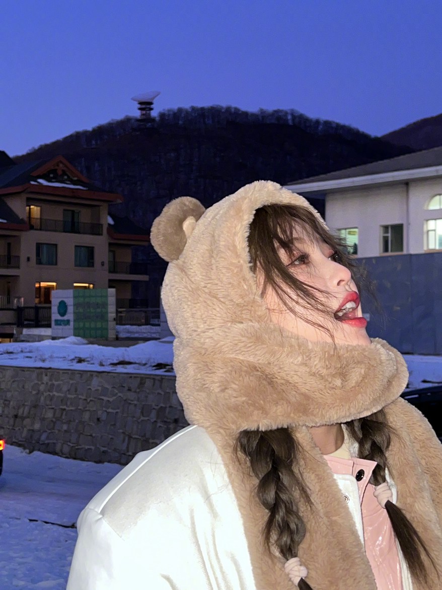 虞书欣雪地13宫格随拍元气又可爱照片