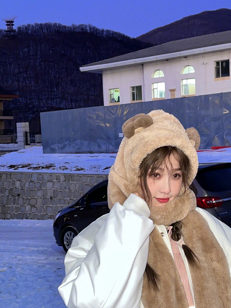 虞书欣雪地13宫格随拍元气又可爱照片