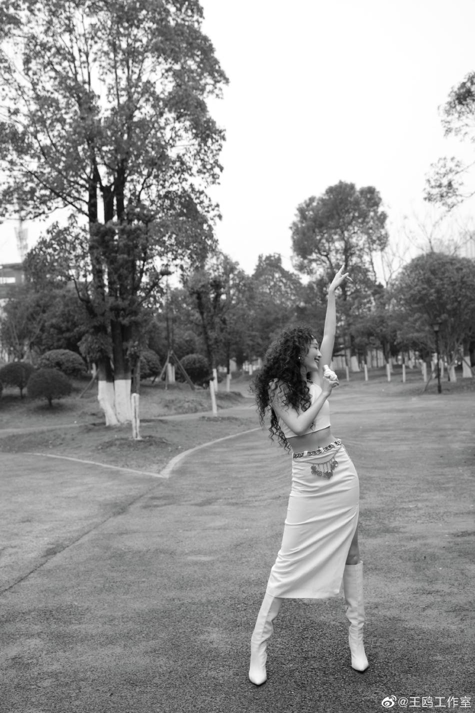 王鸥黑白色调尽显复古摩登写真
