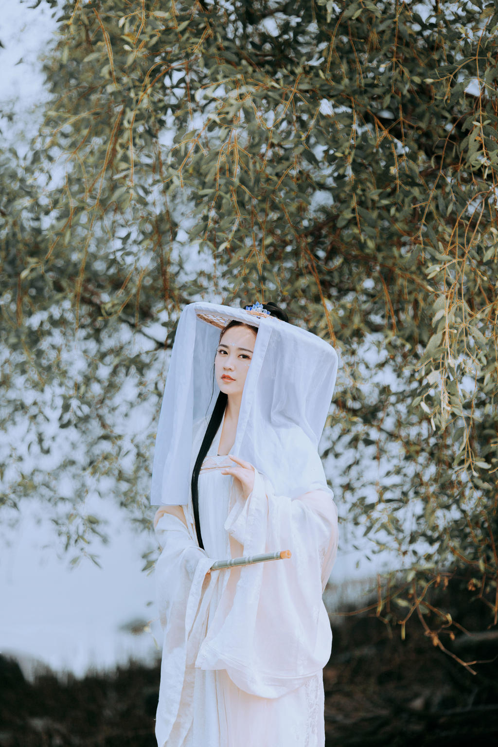 气质唯美的古装汉服美女半遮半掩清纯古风摄影图片