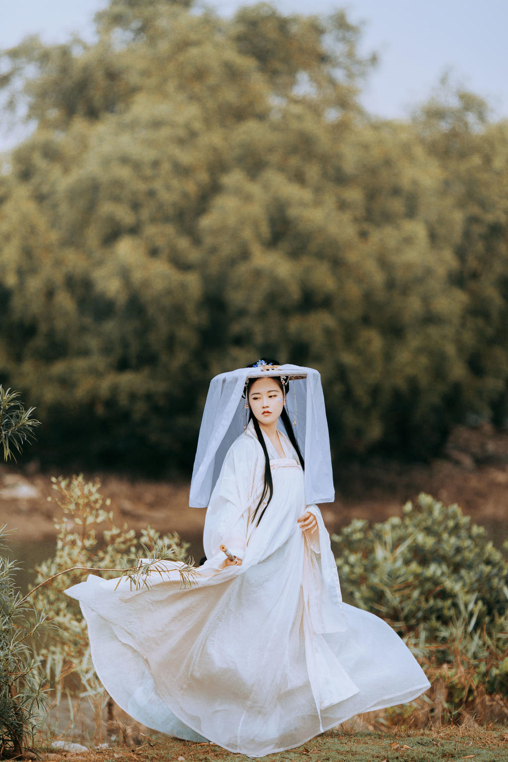 气质唯美的古装汉服美女半遮半掩清纯古风摄影图片