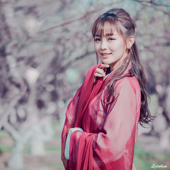 红衣少女户外赏梅图片  五官清秀