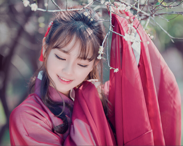 红衣少女户外赏梅图片  五官清秀
