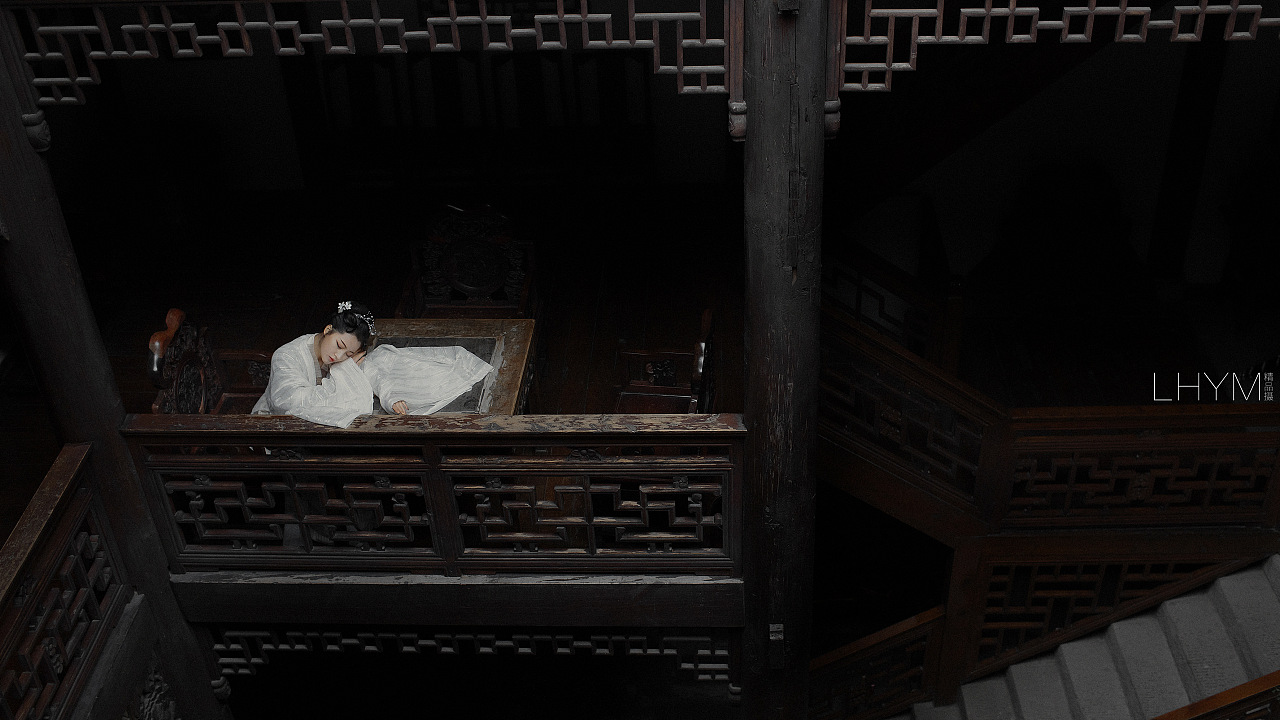 姿态优雅的古风美人养眼古装摄影