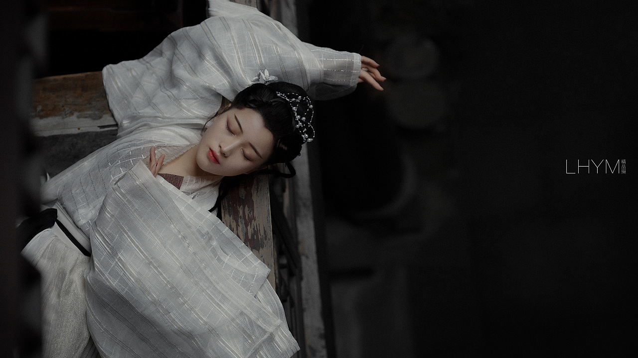 姿态优雅的古风美人养眼古装摄影