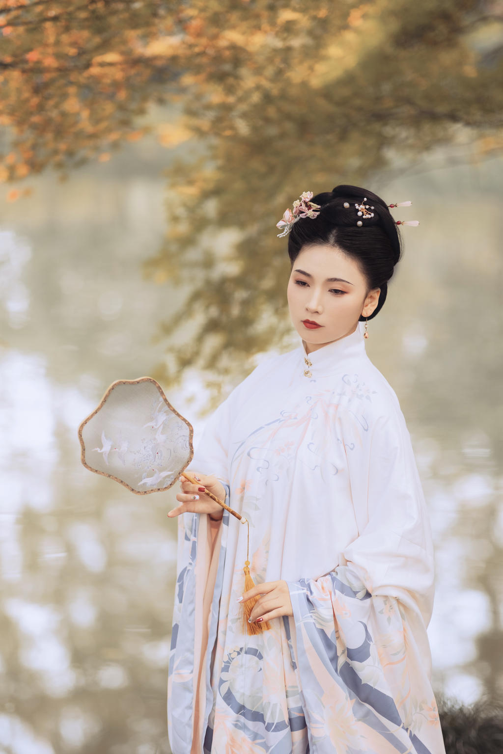 汉服美女容貌俏丽身姿窈窕图片