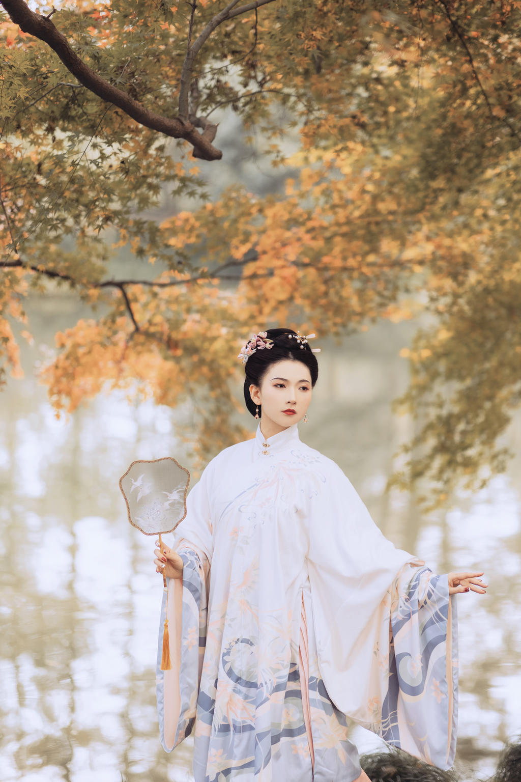 汉服美女容貌俏丽身姿窈窕图片