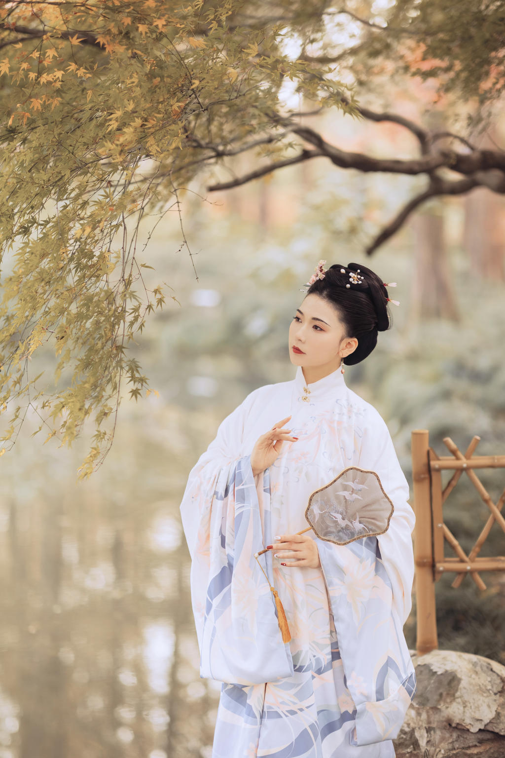 汉服美女容貌俏丽身姿窈窕图片