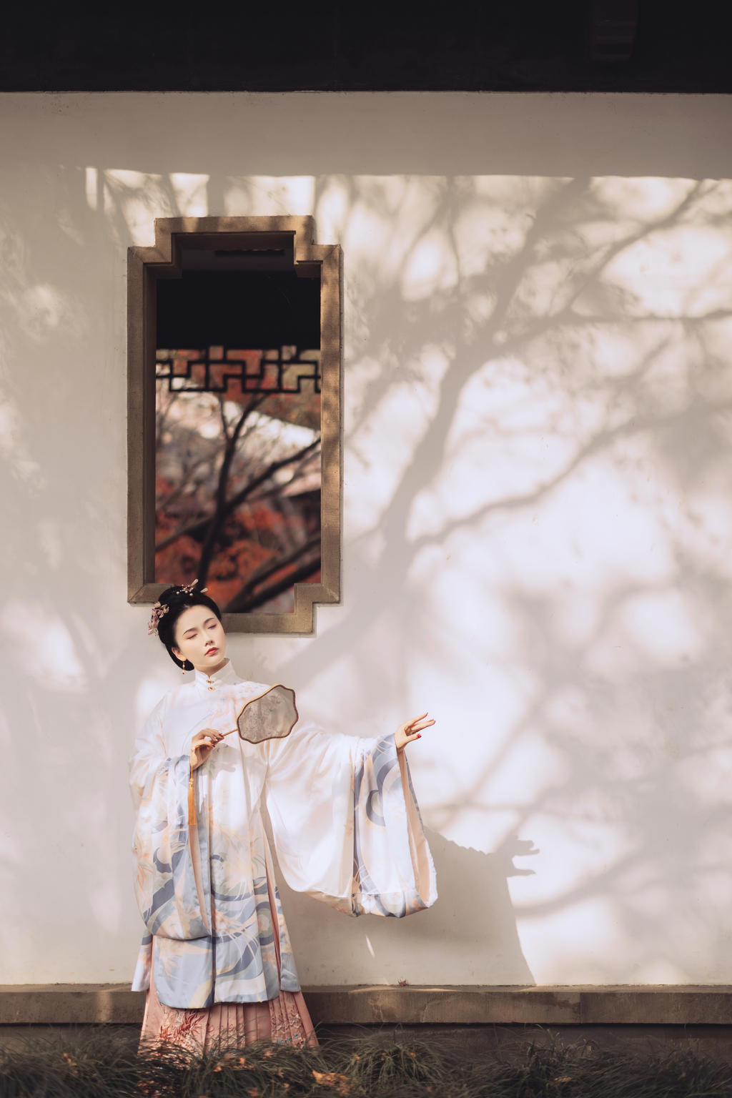 汉服美女容貌俏丽身姿窈窕图片