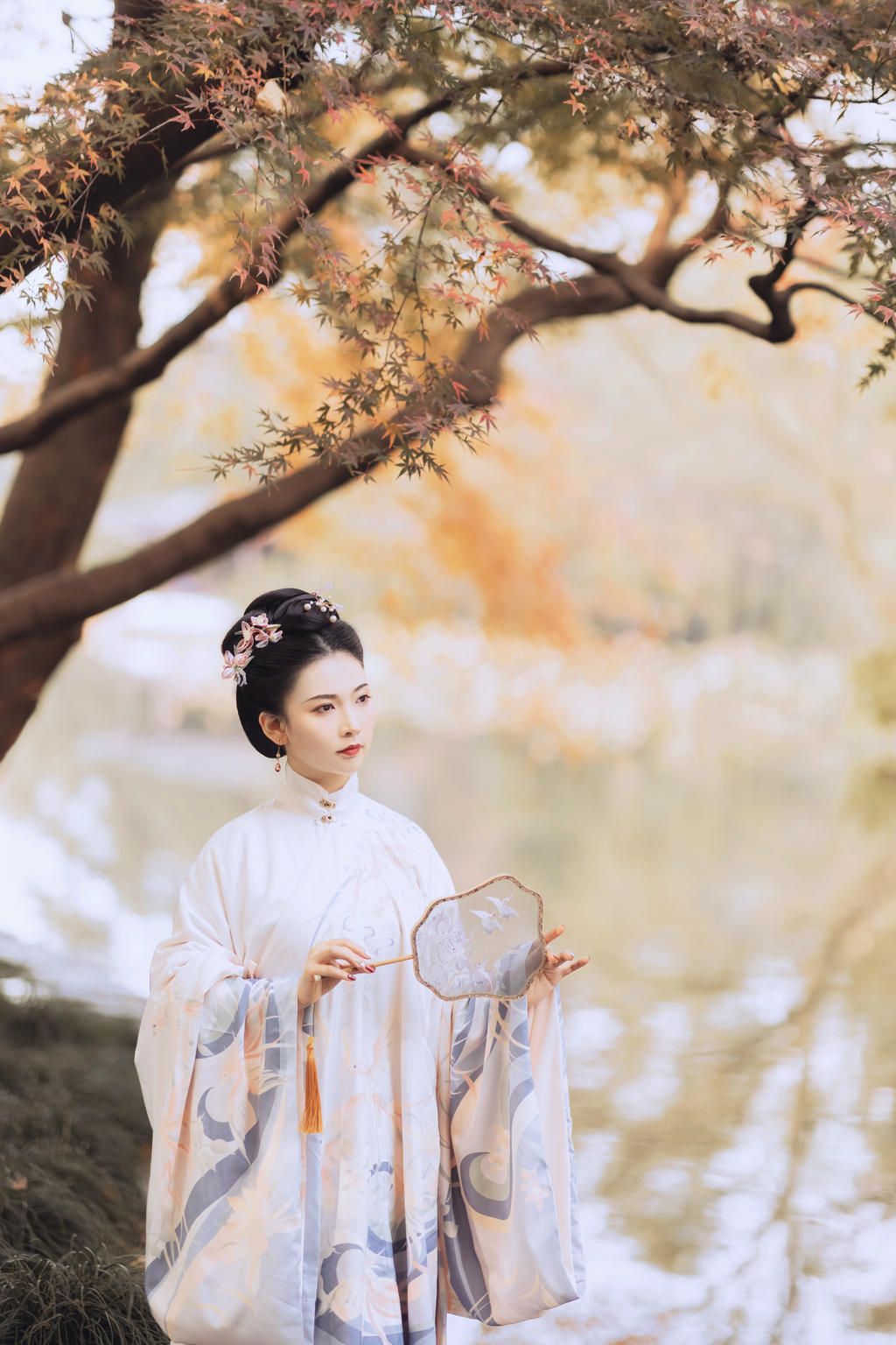 汉服美女容貌俏丽身姿窈窕图片