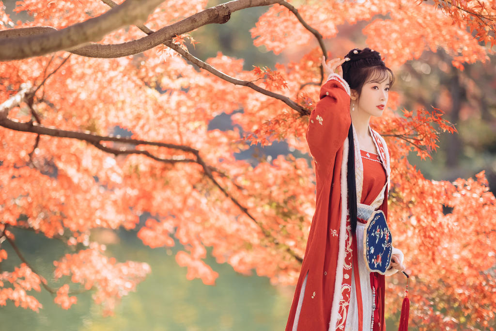 枫树下的汉服少女红妆素裹图片