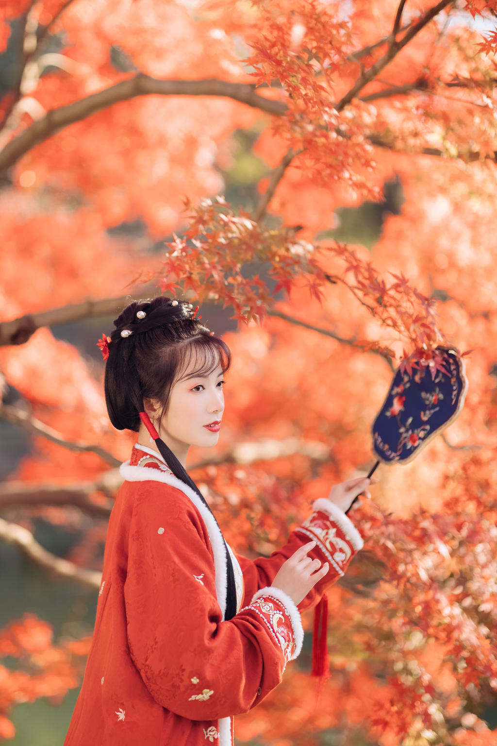 枫树下的汉服少女红妆素裹图片