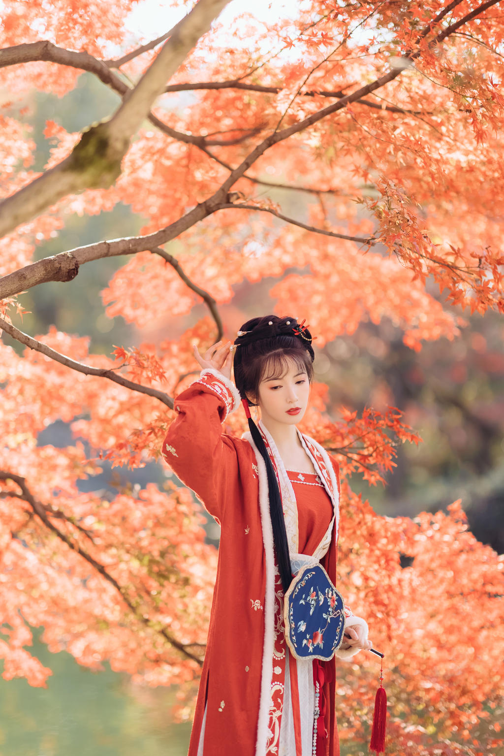 枫树下的汉服少女红妆素裹图片