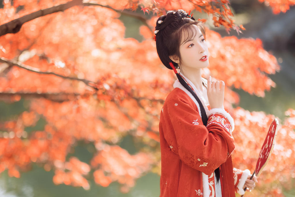 枫树下的汉服少女红妆素裹图片
