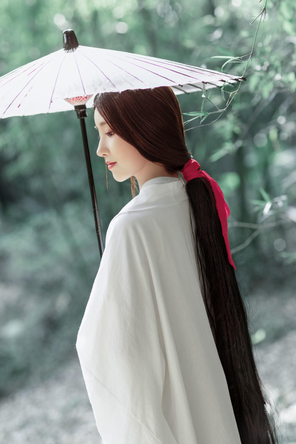 撑着油纸伞的白衣美女竹林写真