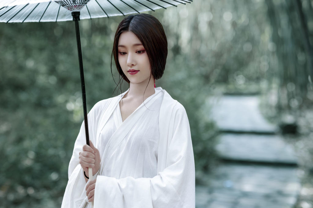撑着油纸伞的白衣美女竹林写真