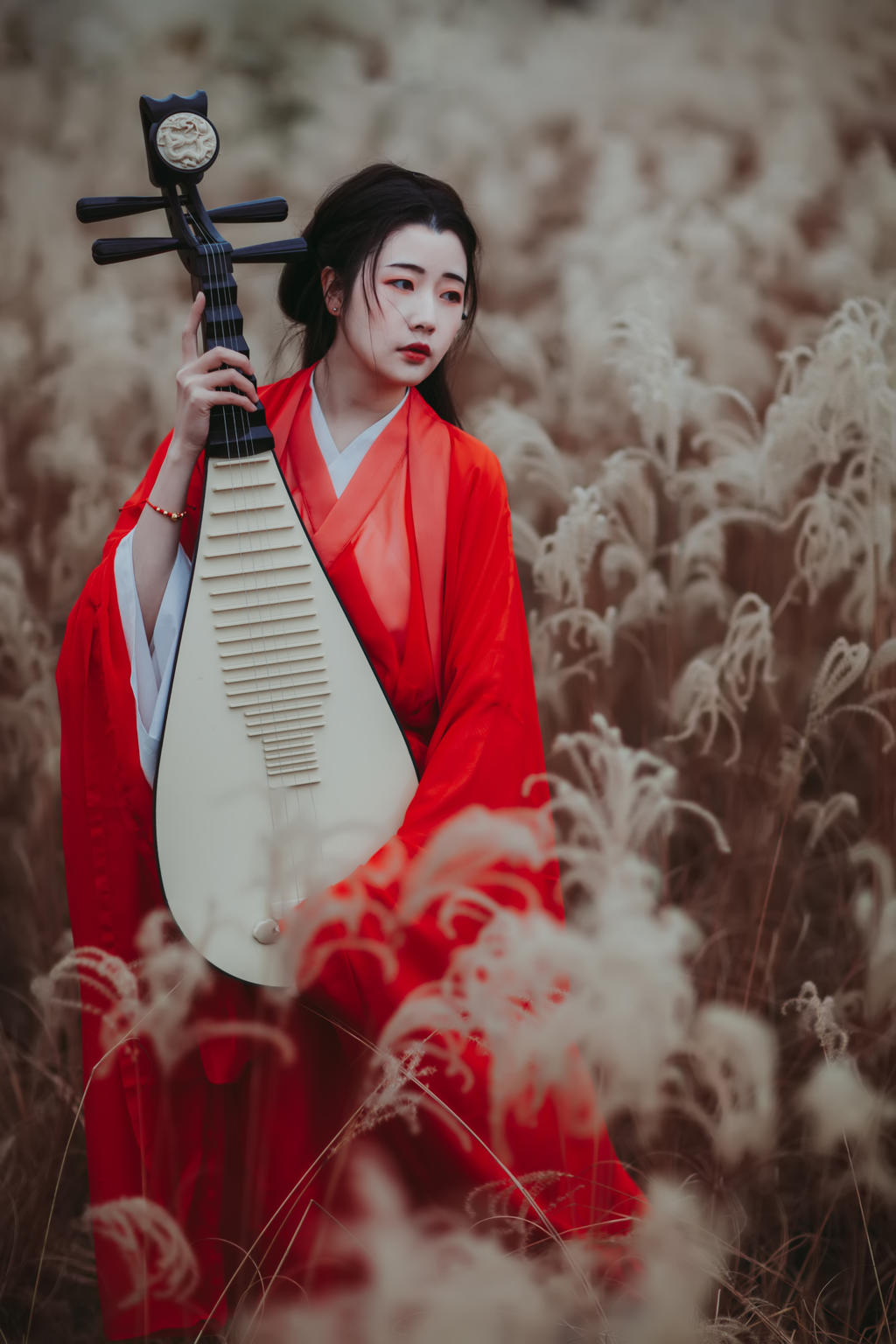 芦苇中的红衣美女美艳动人图片