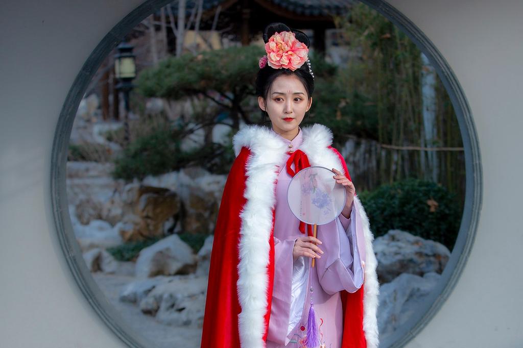 汉服少女头顶发髻身披红衣图片