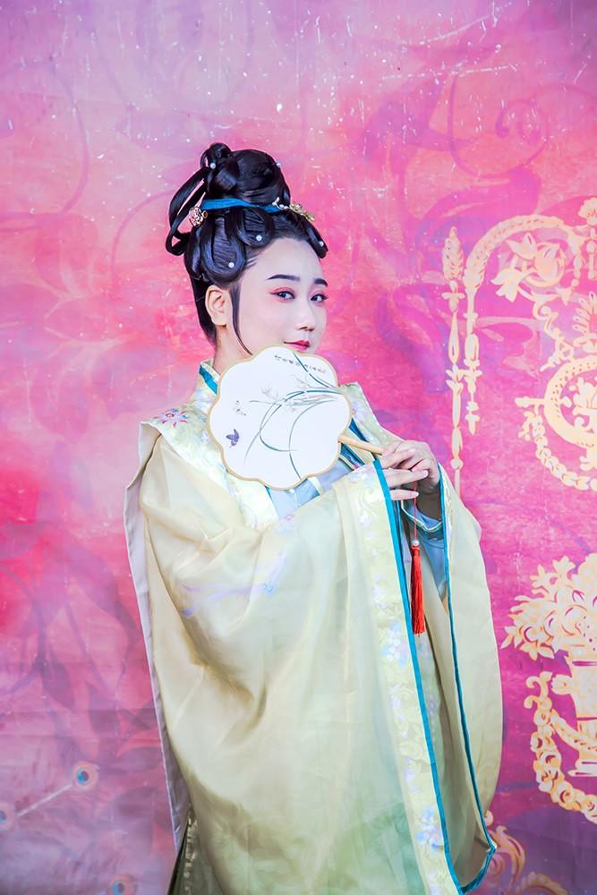 汉服美女手执罗扇唯美古风摄影