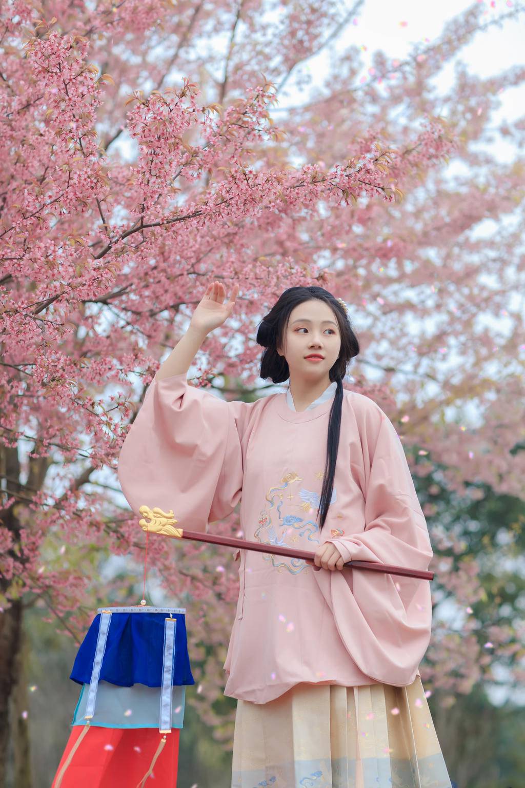 樱花树下汉服少女清新脱俗图片