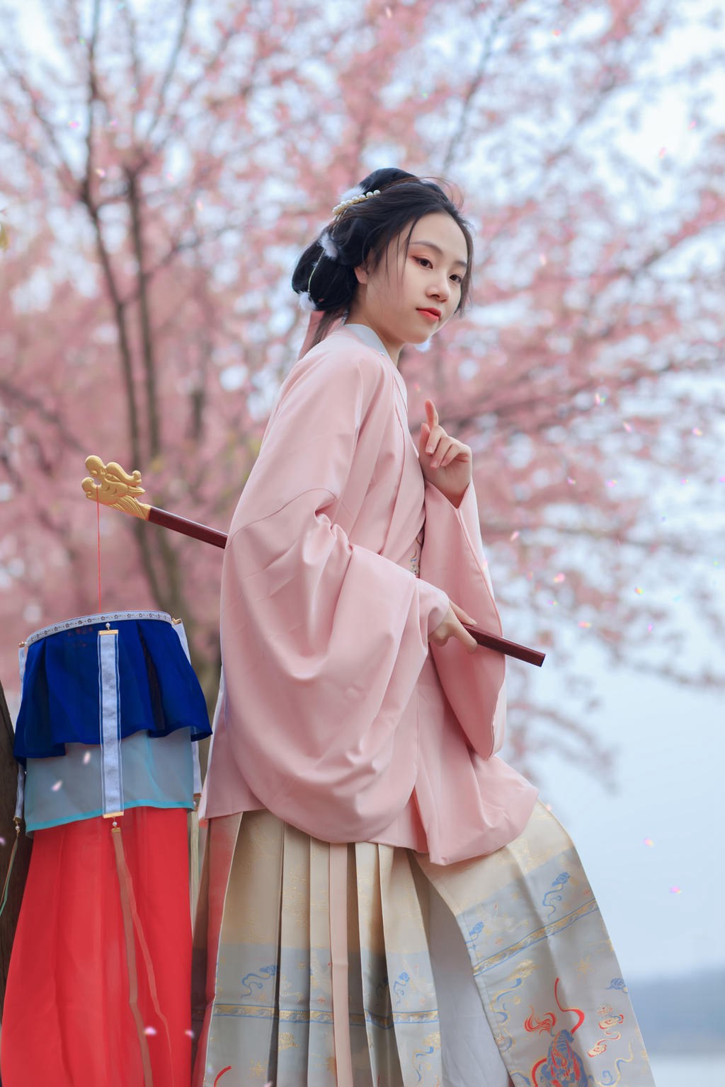 樱花树下汉服少女清新脱俗图片