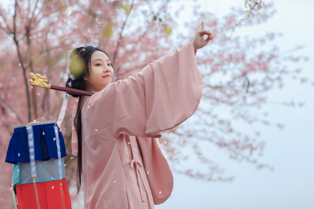 樱花树下汉服少女清新脱俗图片