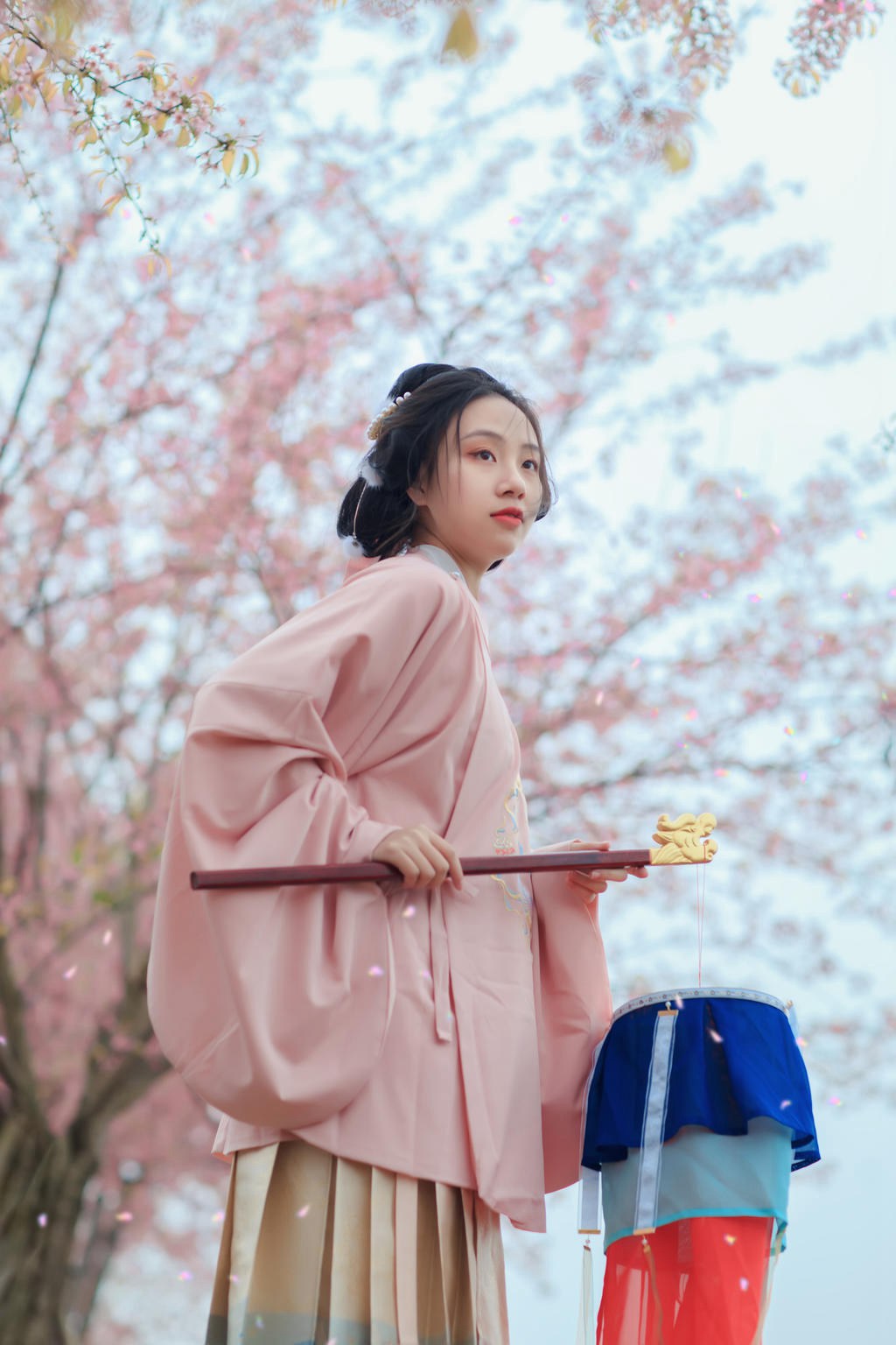 樱花树下汉服少女清新脱俗图片