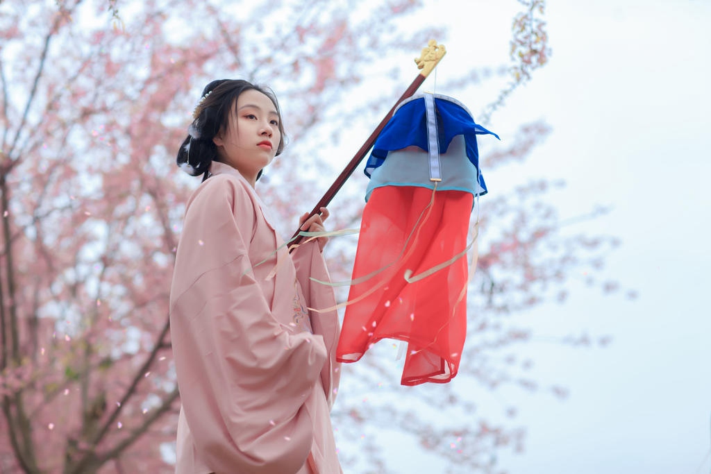 樱花树下汉服少女清新脱俗图片