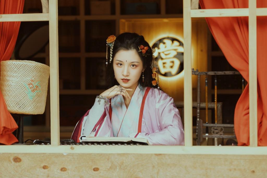 窗台前的汉服美女秀雅绝俗图片