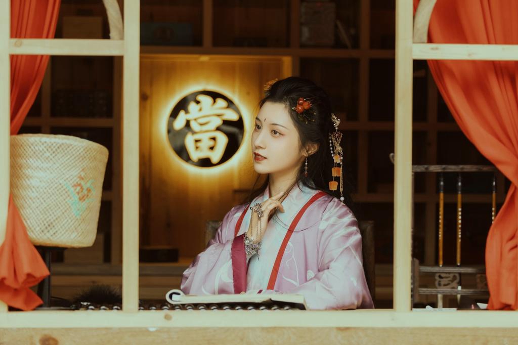 窗台前的汉服美女秀雅绝俗图片