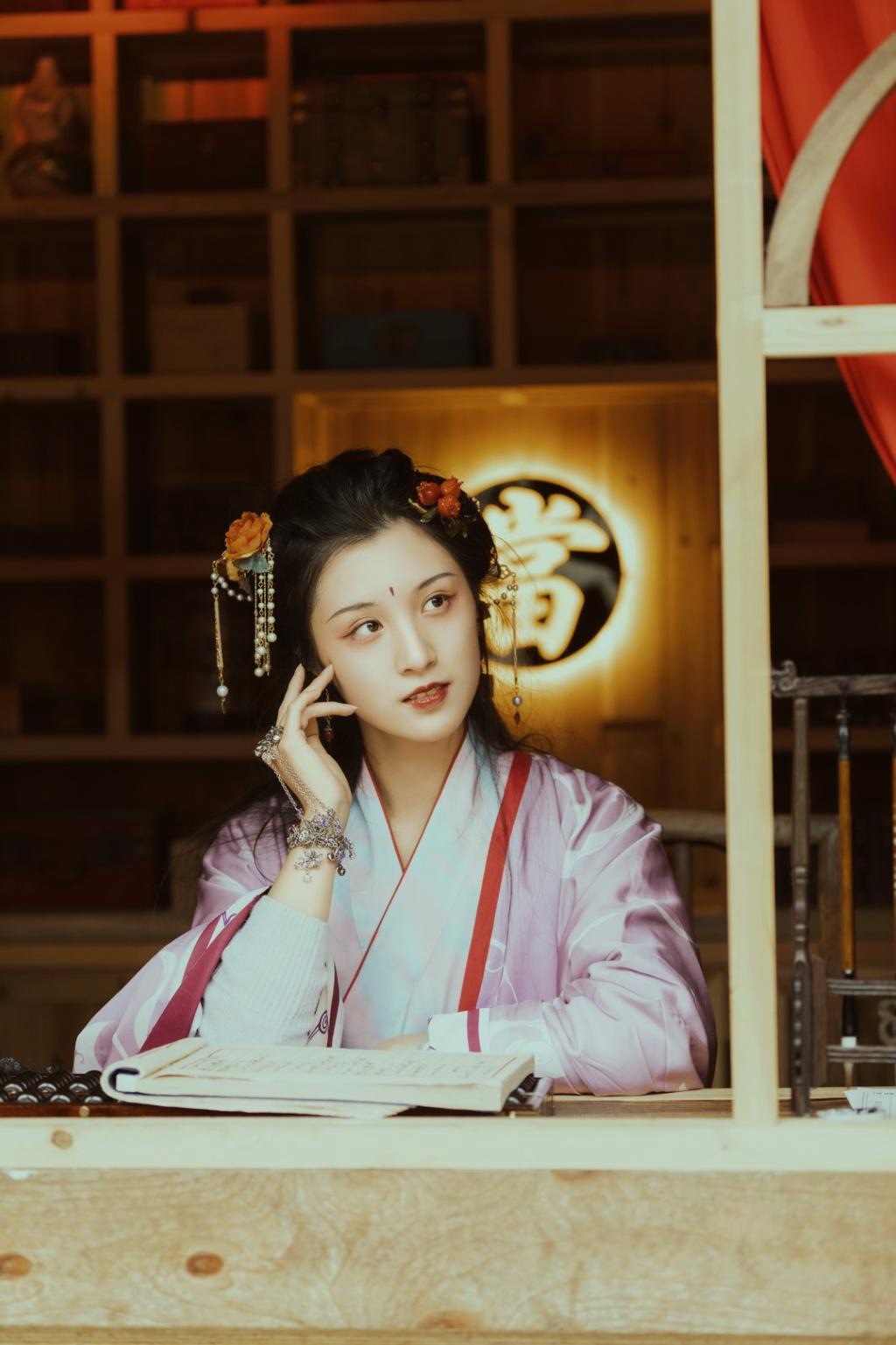 窗台前的汉服美女秀雅绝俗图片