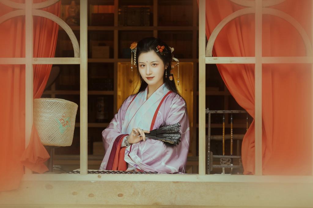 窗台前的汉服美女秀雅绝俗图片