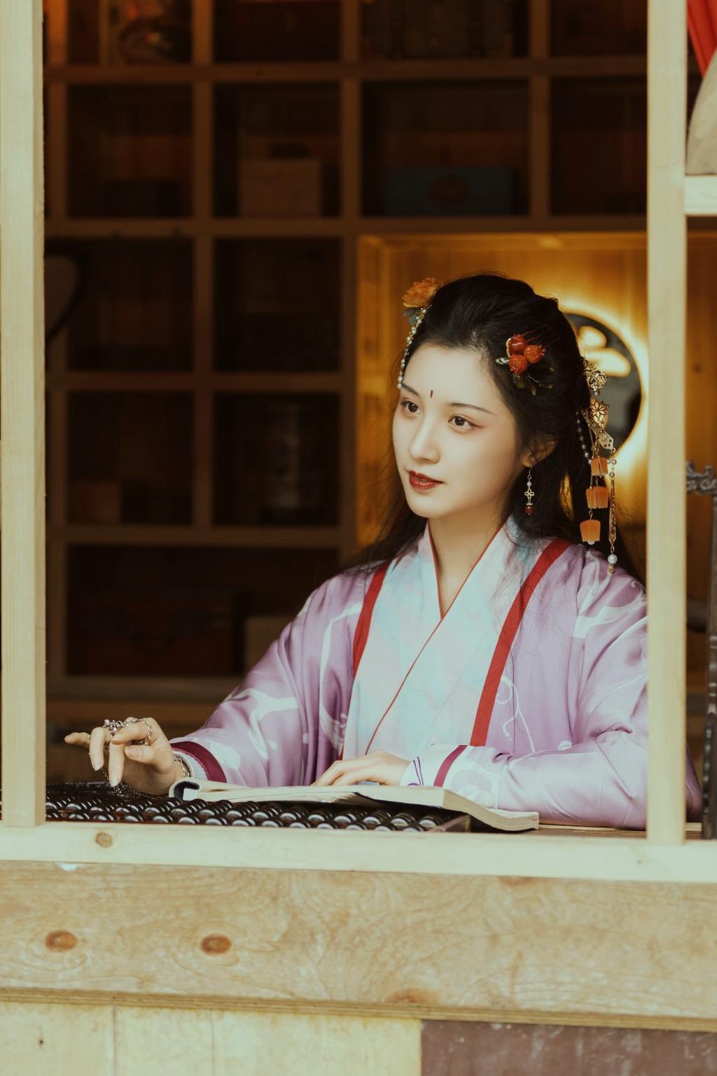 窗台前的汉服美女秀雅绝俗图片