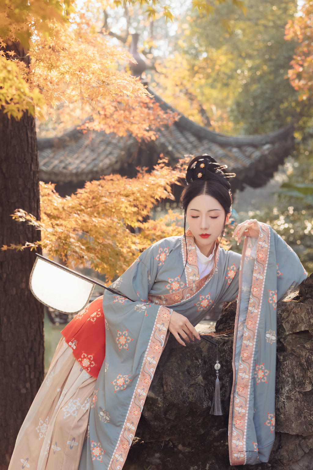 汉服少女红唇雪肤眉清目秀图片