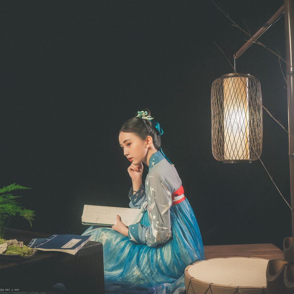 汉服少女娇小玲珑唯美古风摄影