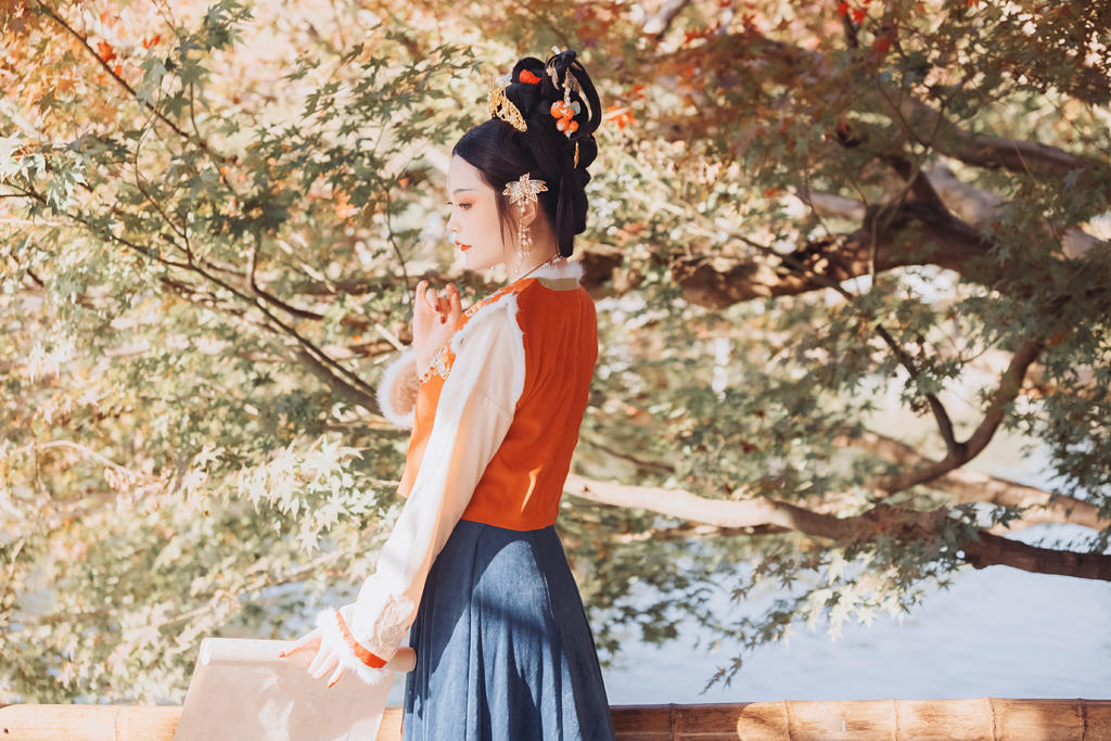 庭院中的汉服美女国色天香图片