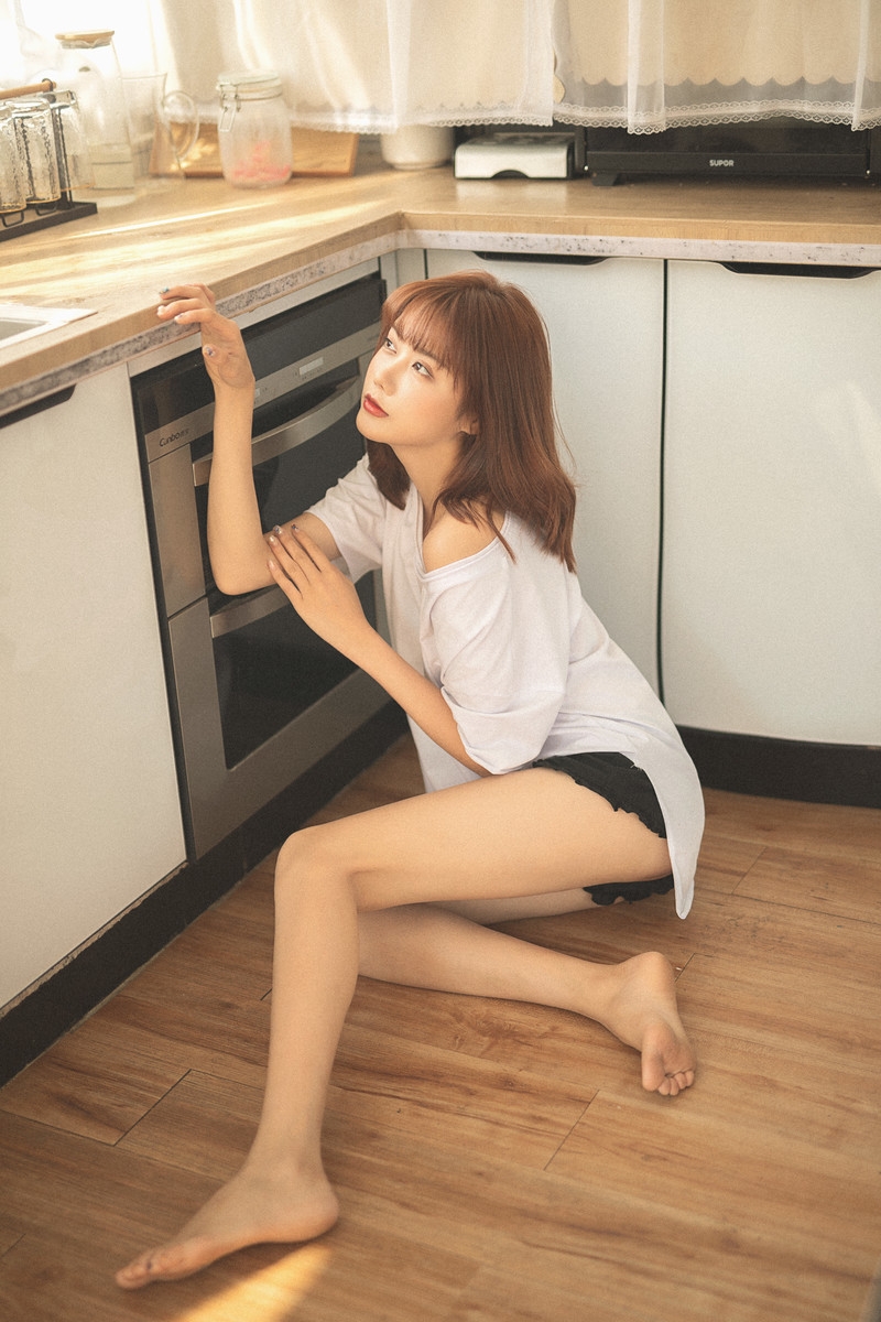 细腰长腿妹妹居家乖巧人体艺术拍拍