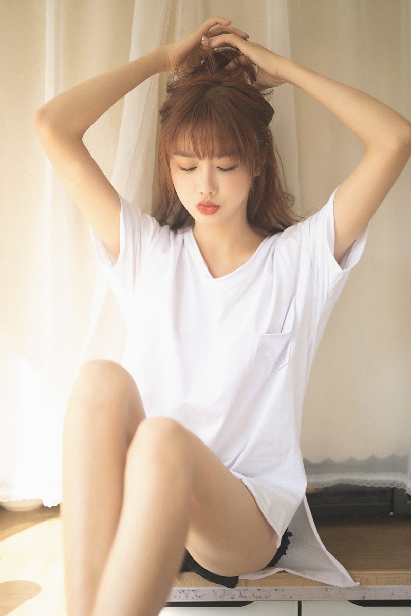 细腰长腿妹妹居家乖巧人体艺术拍拍