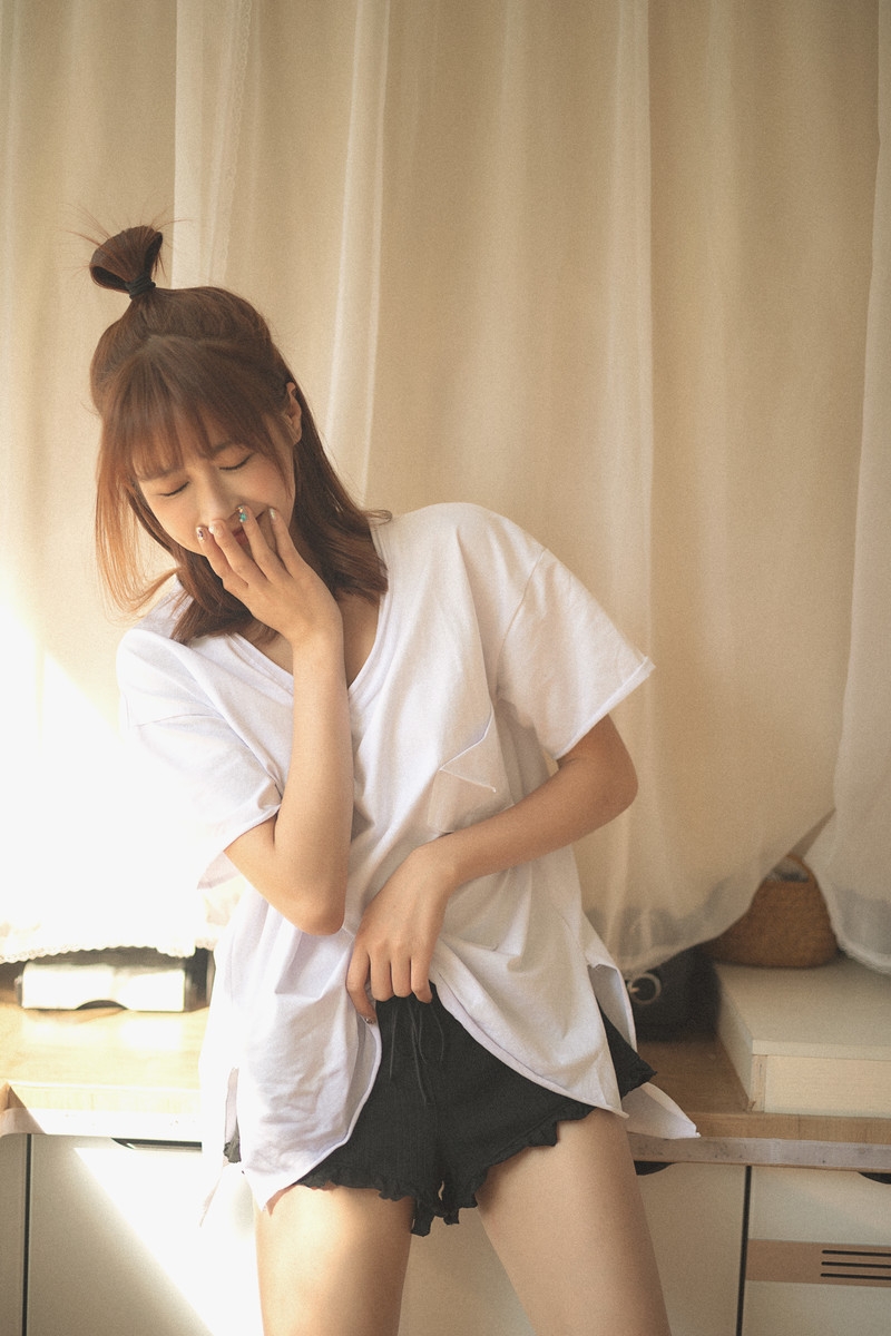 细腰长腿妹妹居家乖巧人体艺术拍拍