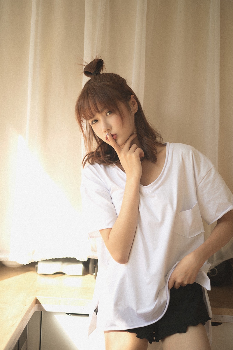 细腰长腿妹妹居家乖巧人体艺术拍拍