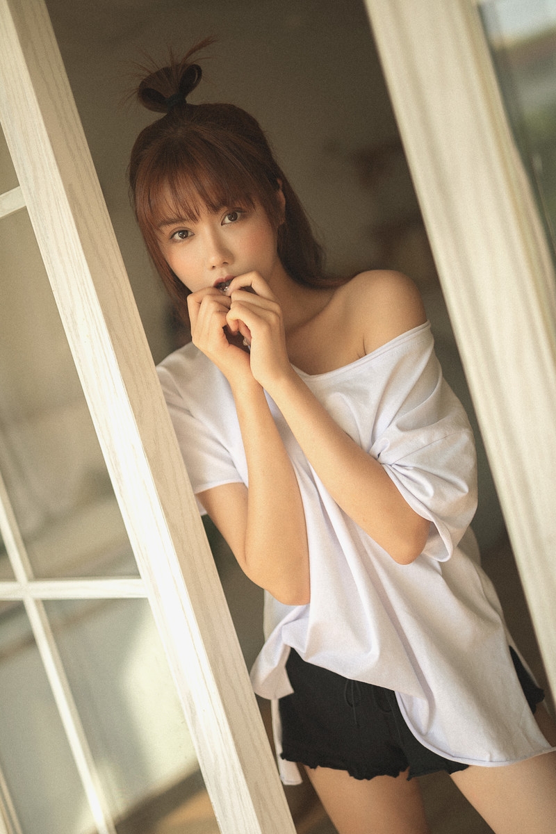 细腰长腿妹妹居家乖巧人体艺术拍拍