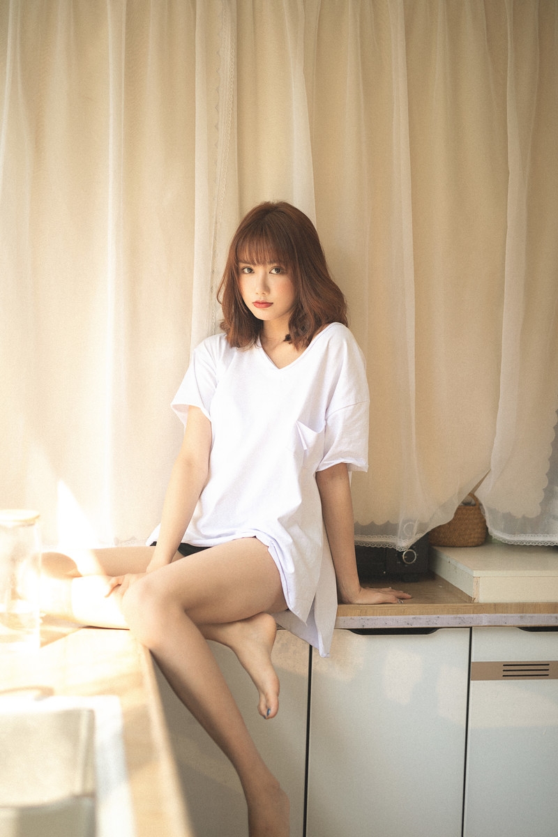 细腰长腿妹妹居家乖巧人体艺术拍拍