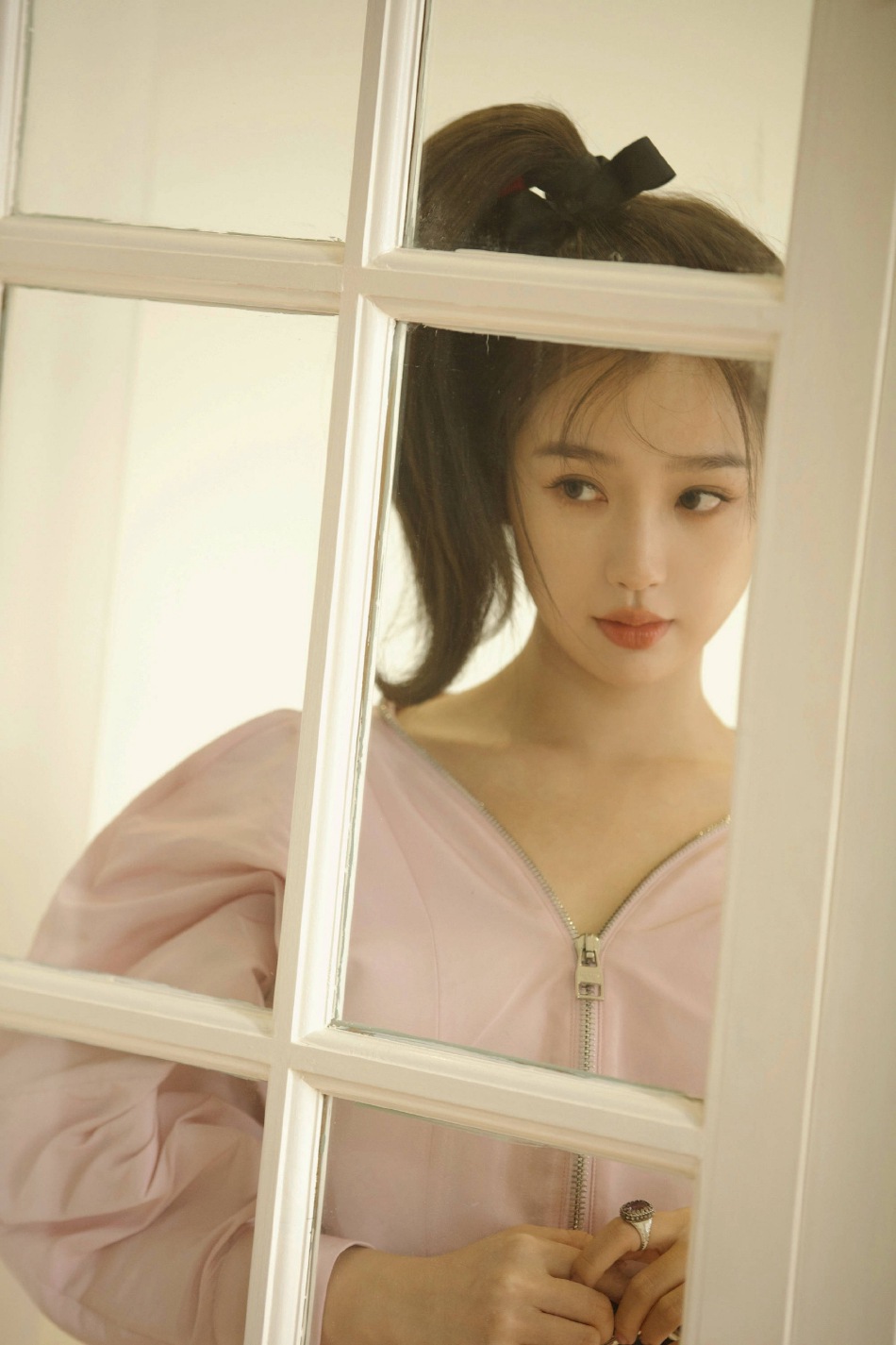 虞书欣粉色系造型少女感十足写真