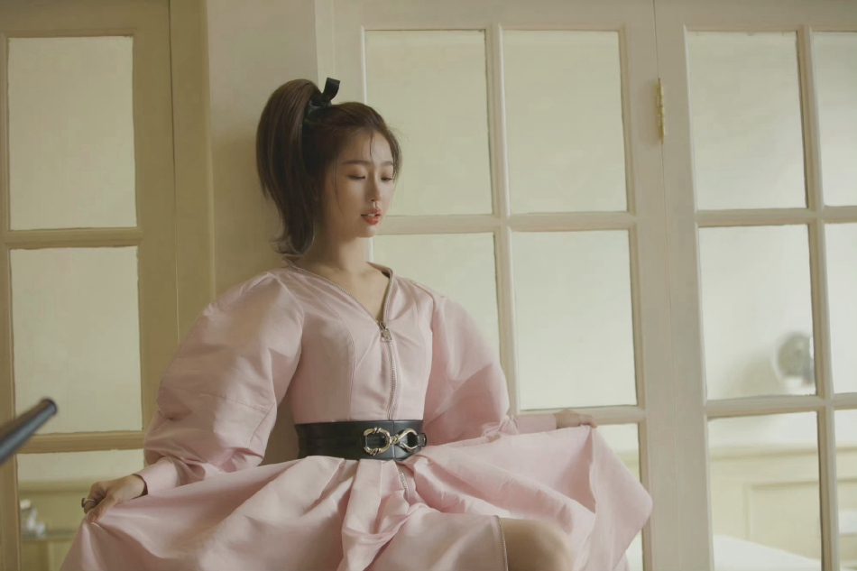 虞书欣粉色系造型少女感十足写真