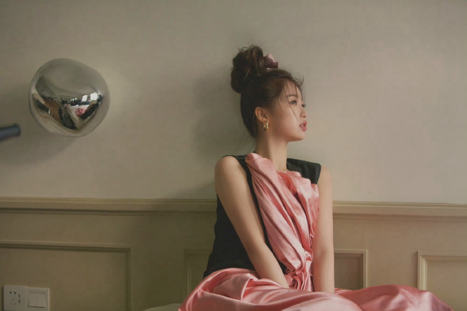 虞书欣粉色系造型少女感十足写真